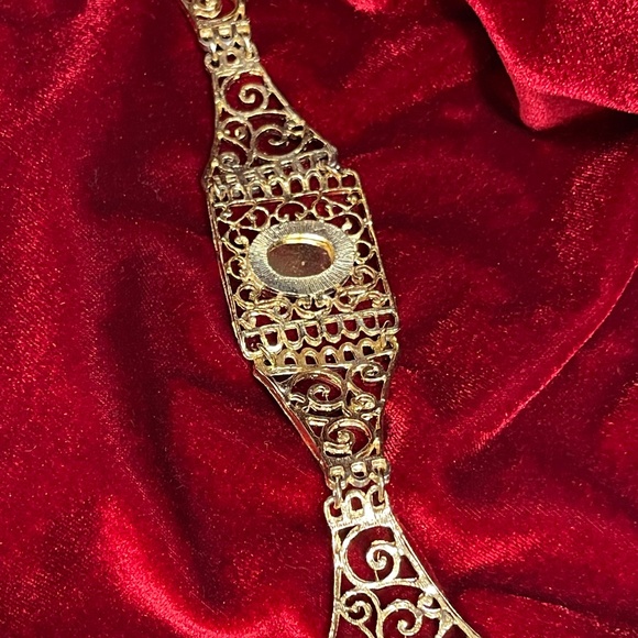 Gold Tone Filigree Black Lucite Center Gem Vintage Bracelet - Picture 6 of 7